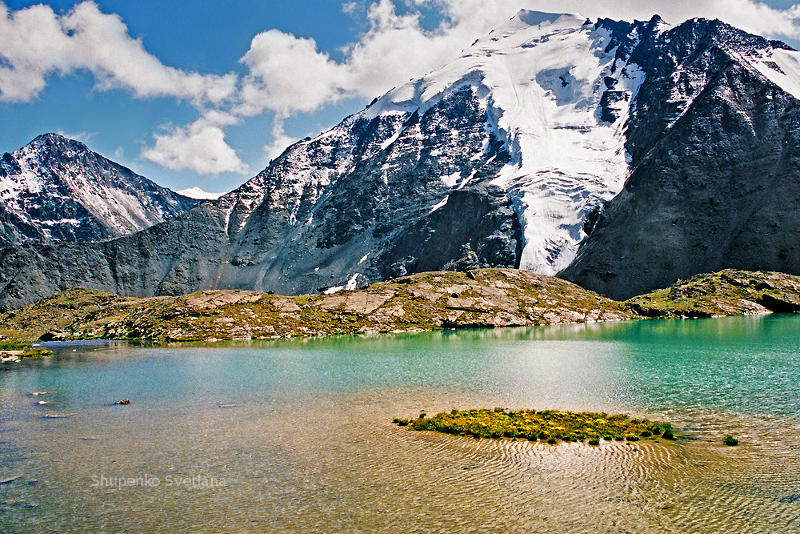 Turquoise water, pretty water, binoculars.  Nature picture.